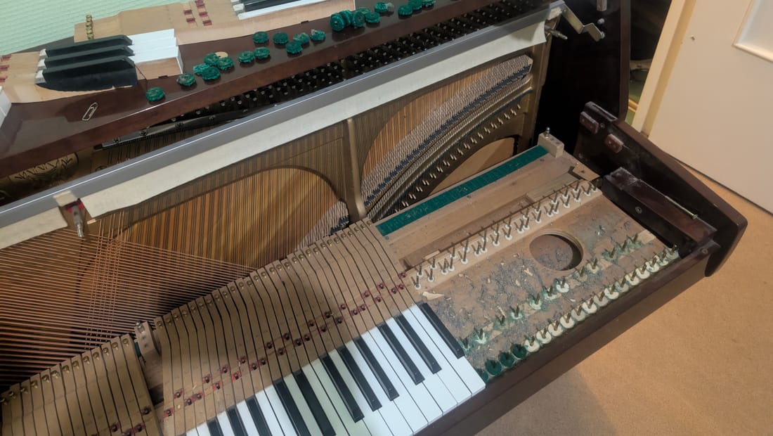 Nettoyage et accordage d'un piano droit Kawai